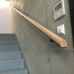 Drewniana poręcz na schodach
